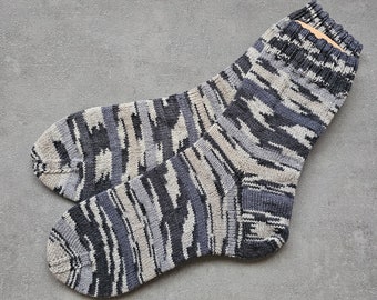 gestrickte Socken 46/47 schwarz grau, große Wollsocken für Männer bis 30 cm Fußlänge, lange Herren Stricksocken, Geschenk für Männertag