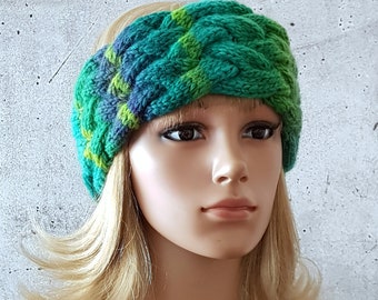 verzopft gestricktes Stirnband in grünen Farbtönen 54-56 cm Durchmesser für Frauen, wollig winterliche Ohrenwärmer für Sie Geschenkidee