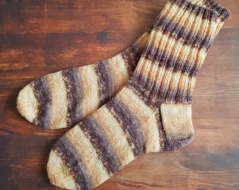 Stricksocken Größe 42/43 in Brauntönen, handgestrickte Strümpfe für Sie oder Ihn, Wollsocken für drinnen und draußen, Geschenk aus Wolle