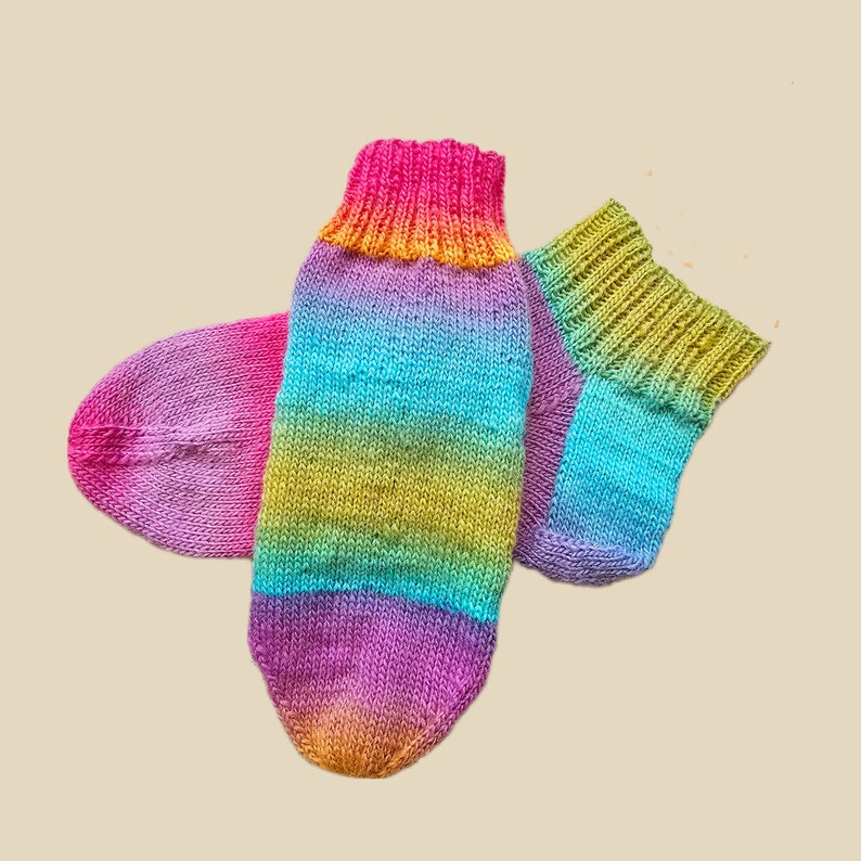 bunte Socken mit kurzem Bund in 3 Größen, gestrickte Sneakersocken Regenbogenfarben, Knöchelsocken 5 cm Rippenbund image 5