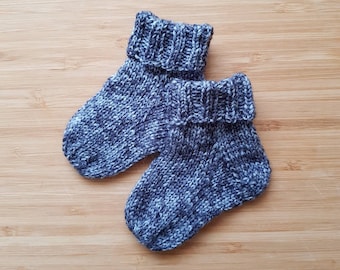 Babysöckchen blau meliert Größe 15/16 gestrickt aus weicher Sockenwolle mit kurzem Rippenbündchen für Ausstattung Babys erste Sachen