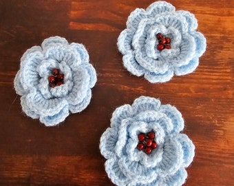 Häkelblume hellblau mit braunen Holzperlen 8 cm Durchmesser 3lagig, Blüte für DIY Projekte, Geschenk verzieren, gehäkelte Tischdekoration