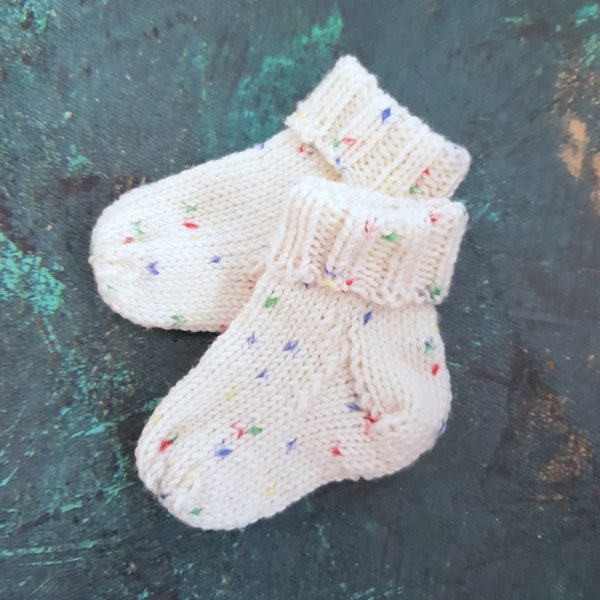 gestrickte Babysocken aus Merino Größe 15, Neugeborenensocken in weiß mit bunten Sprenkeln, Babygeschenk zur Geburt