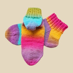 bunte Socken mit kurzem Bund in 3 Größen, gestrickte Sneakersocken Regenbogenfarben, Knöchelsocken 5 cm Rippenbund image 6