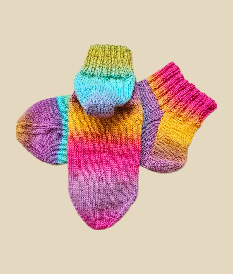 bunte Socken mit kurzem Bund in 3 Größen, gestrickte Sneakersocken Regenbogenfarben, Knöchelsocken 5 cm Rippenbund image 6