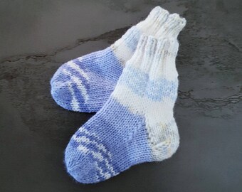 Babysocken Größe 16/17 Junge skandinavischer Stil, gemustert gestrickte Socken für Babys, Babygeschenk für Jungen, handgestrickte Babysachen