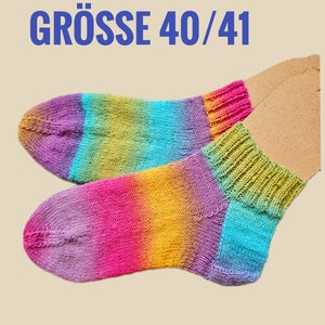 bunte Socken mit kurzem Bund in 3 Größen, gestrickte Sneakersocken Regenbogenfarben, Knöchelsocken 5 cm Rippenbund image 4