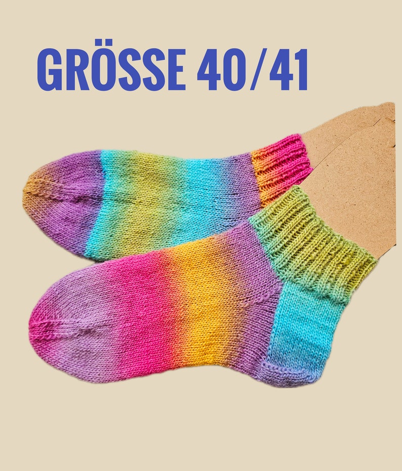 bunte Socken mit kurzem Bund in 3 Größen, gestrickte Sneakersocken Regenbogenfarben, Knöchelsocken 5 cm Rippenbund image 4