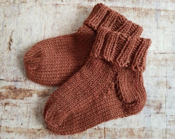 braune Babysocken gestrickt Größe 16/17, Geschenkeidee für Babys, Wollsocken aus Schafwolle 10 cm mit Rippenbund, Kleinigkeit für Nachwuchs