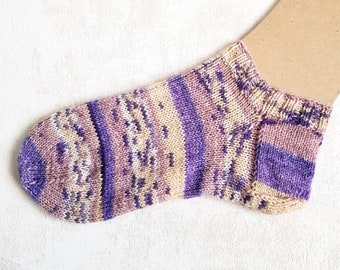 Sneakersocken 38/39 in vanille und lila Farbtönen, kurze Stricksocken Damen, handgestrickte Freizeitsocken für Sie