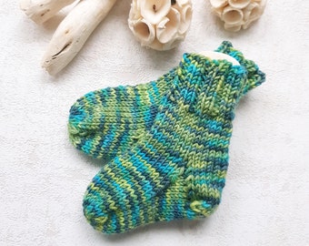 gestrickte Neugeborenensocken in grünen Tönen Größe 15, alles fürs erste Kind, Stricksocken für Babys ab Geburt, neutrales Babygeschenk