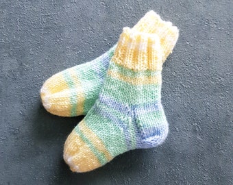 Stricksocken für Babys 16/17 handgestrickt in hellen Pastellfarben aus leichter Wolle mit kurzem Rand, nützliches Babyaccessoire handmade