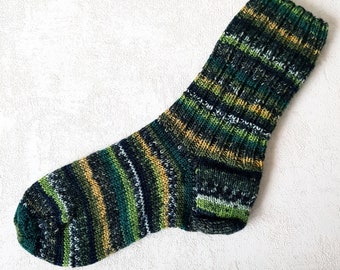 Socken 36/37 gestrickt schwarz gelb grün, Wollsocken langer gerippter Schaft und bequeme anpassungsfähige Ferse für drinnen und draußen