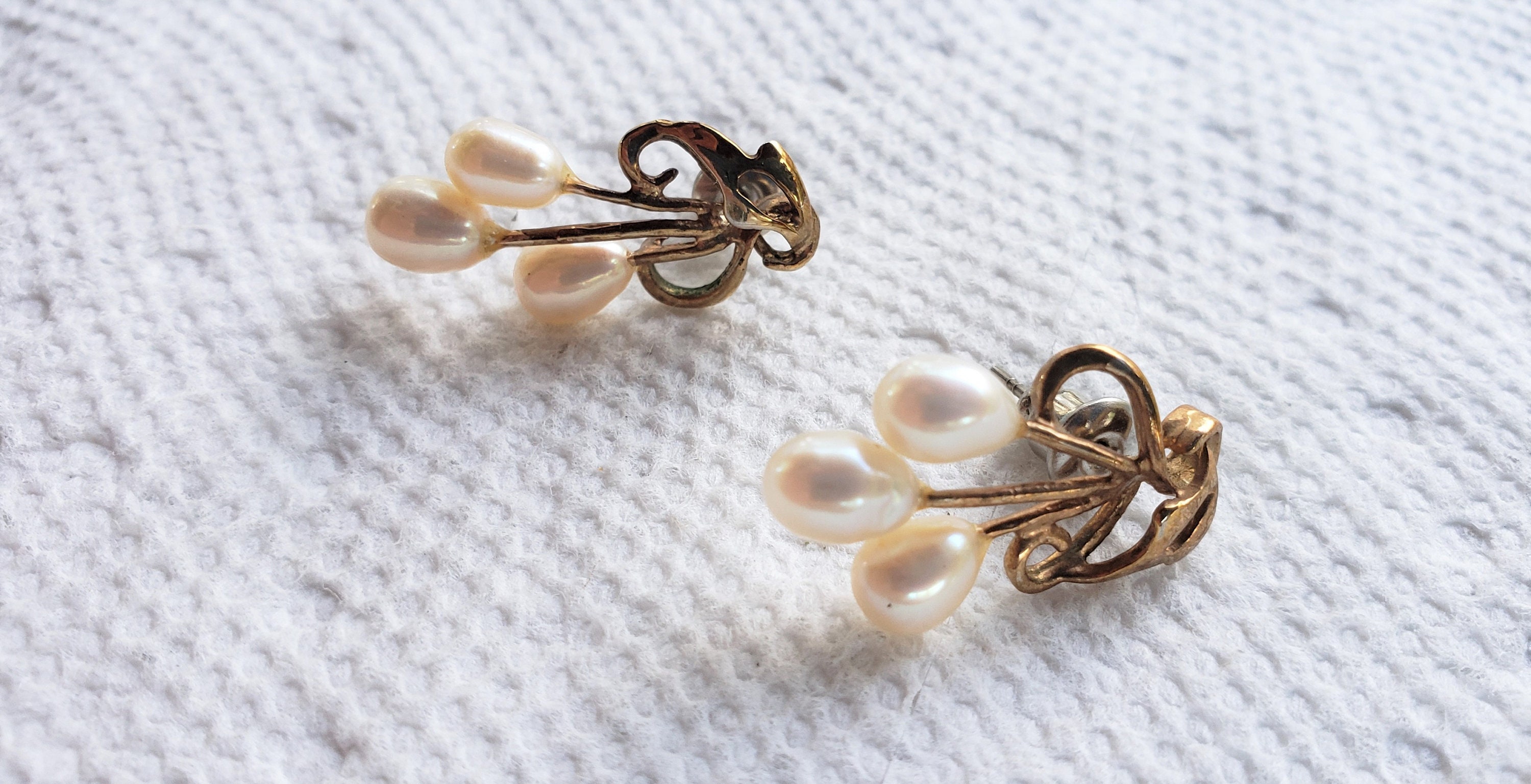 Faux Pearl White and Goldcolored Earrings set K Estate Vintage FREE