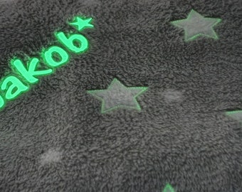 Children's cuddly blanket with light stars in gray with names