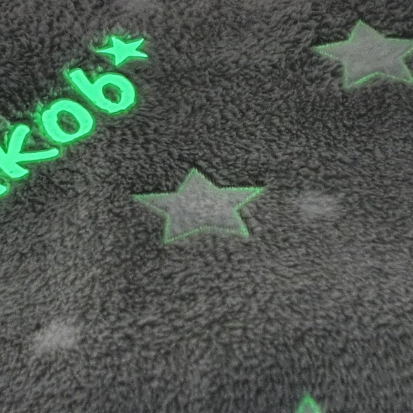Children's cuddly blanket with light stars in gray with names