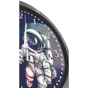 Kinderwanduhr Wanduhr Kinderzimmer Kinder Weltall Astronaut personalisiert Bild 2