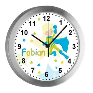 CreaDesign Kinder Funkuhr mit (Wunsch) Namen| mit Analog Ziffernblatt | geräuscharm | Wanduhr Ideal als Geschenk für Ein Kind | Superheld