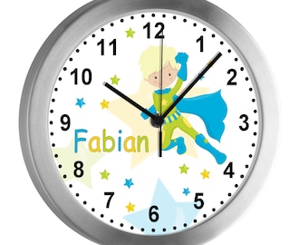 CreaDesign Kinder Funkuhr mit (Wunsch) Namen| mit Analog Ziffernblatt | geräuscharm | Wanduhr Ideal als Geschenk für Ein Kind | Superheld
