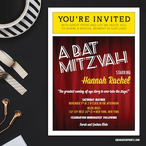 Puede incluir: Una invitaci&oacute;n roja y blanca para una Bat Mitzvah. La invitaci&oacute;n presenta una cortina roja con un texto blanco superpuesto que dice "A Bat Mitzvah" y "Starring Hannah Rachel". El texto "The greatest coming of age story to ever take the stage!" tambi&eacute;n est&aacute; incluido. La invitaci&oacute;n incluye la fecha, la hora y la ubicaci&oacute;n del evento. El texto "Celebration immediately following" tambi&eacute;n est&aacute; incluido. Los nombres "Sarah and Joshua Klein" est&aacute;n incluidos en la parte inferior de la invitaci&oacute;n.