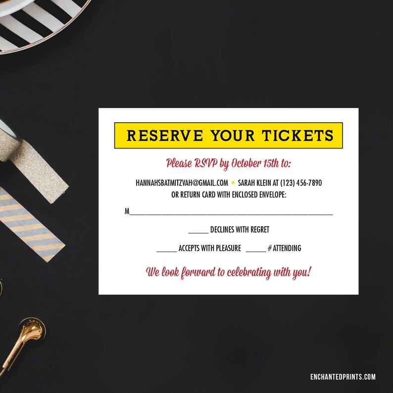 Puede incluir: Una tarjeta RSVP amarilla y negra con el texto "Reserve sus entradas" en letras rojas en negrita. La tarjeta incluye instrucciones para responder a la invitaci&oacute;n antes del 15 de octubre a la direcci&oacute;n de correo electr&oacute;nico o al n&uacute;mero de tel&eacute;fono proporcionados. Tambi&eacute;n incluye una secci&oacute;n para que los invitados indiquen si asistir&aacute;n o no al evento.