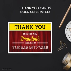 Puede incluir: Una tarjeta de agradecimiento roja y amarilla con un fondo de cortina roja y el texto "Gracias" en amarillo. El texto "Por asistir a la producci&oacute;n de la Bar Mitzvah de Brandon!" tambi&eacute;n est&aacute; en la tarjeta.