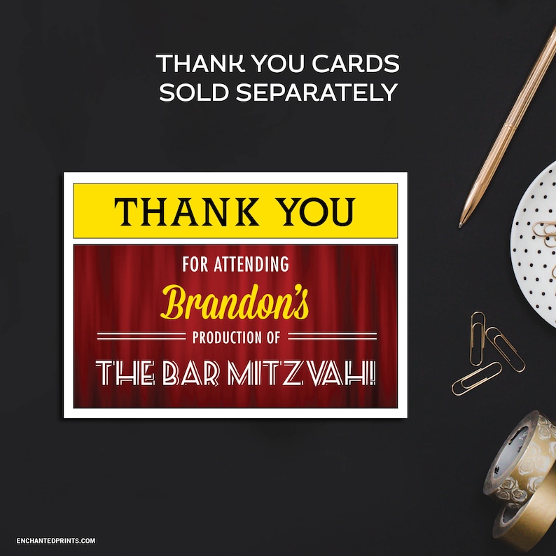 Puede incluir: Una tarjeta de agradecimiento roja y amarilla con un fondo de cortina roja y el texto "Gracias" en amarillo. El texto "Por asistir a la producci&oacute;n de la Bar Mitzvah de Brandon!" tambi&eacute;n est&aacute; en la tarjeta.