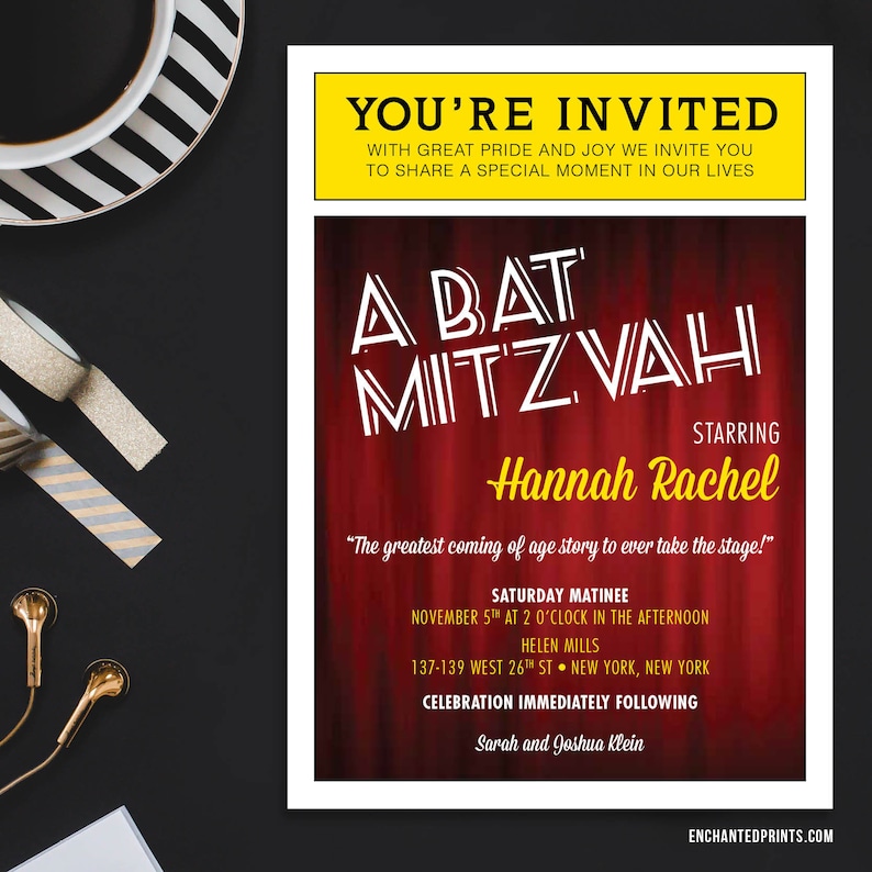 Puede incluir: Una invitaci&oacute;n roja y blanca para una Bat Mitzvah. La invitaci&oacute;n presenta una cortina roja con un texto blanco superpuesto que dice "A Bat Mitzvah" y "Starring Hannah Rachel". El texto "The greatest coming of age story to ever take the stage!" tambi&eacute;n est&aacute; incluido. La invitaci&oacute;n incluye la fecha, la hora y la ubicaci&oacute;n del evento. El texto "Celebration immediately following" tambi&eacute;n est&aacute; incluido. Los nombres "Sarah and Joshua Klein" est&aacute;n incluidos en la parte inferior de la invitaci&oacute;n.