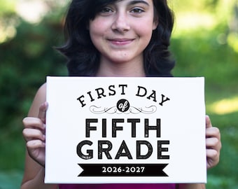 Cartel imprimible para el primer día de clases 2026-2027 • Diseño en blanco y negro para imprimir fácilmente en casa • Desde preescolar hasta 12.º grado • Descarga instantánea en PDF