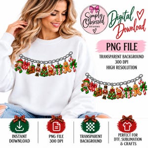 Peut inclure: Un sweat-shirt blanc avec un motif de bracelet à breloques en chaîne argentée et des pendentifs de Noël : elfe, nœud rouge, train, casse-noisette, sapin, ours en peluche, cadeau, bonhomme en pain d'épice et sucre d'orge. Texte : Digital Download.