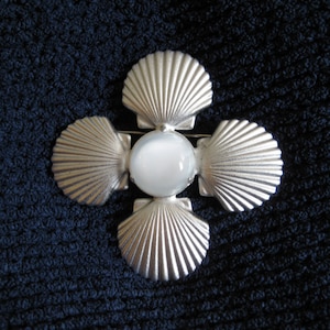 Silver Retro Shell Pin