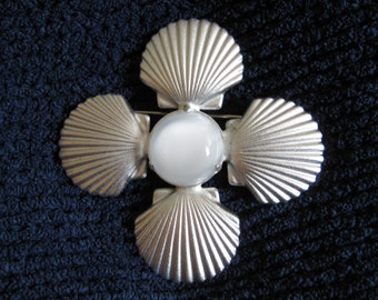 Silver Retro Shell Pin