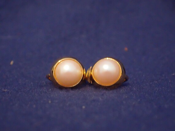 Richelieu Button Clip Earrings - Faux Pearl and G… - image 1