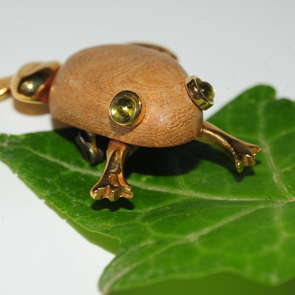 L'Oree du Bois frog brooch - wood - gold filled, peridot eyes