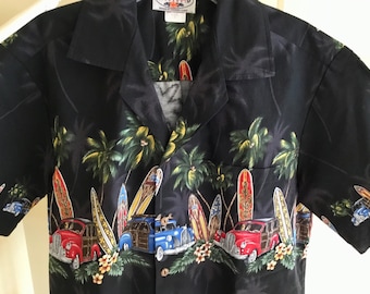 Op de afbeelding: Zwart overhemd met een tropische print van palmbomen, surfplanken en oldtimers in rood en blauw. Het overhemd heeft een borstzak en een klassieke kraag. Afmetingen in centimeters.