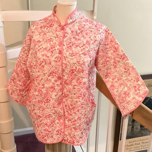 Vintage Binstron Quilted Bed Jacket / SZ M or 38 / Short Robe / Lingerie / 3/4 Length Sleeves / Pink Flowers / Lightweight Bed Jacket
