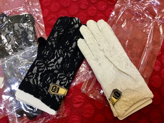 Vintage White or Black Stretch Lace Wristlet Glove