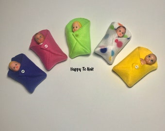 Miniature baby bunting/swadle. Fits 2.5" doll - Several colors.