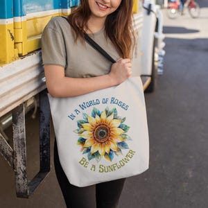 In einer Welt der Rosen sei eine Sonnenblume Tragetasche - motivierendes Geschenk für Gartenliebhaber, umweltfreundliches Einkaufen, perfekt für jeden Anlass