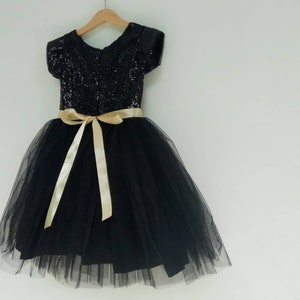 Black and gold junior dresses hotsell