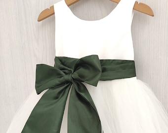 Robe de demoiselle d'honneur vert olive, tulle blanc et ceinture avec noeud, robe de demoiselle d'honneur automne pour enfant en bas âge, thème de mariage olive, tutu de robe de fille, robe olive