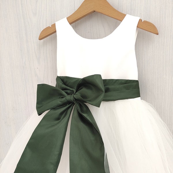 Robe de demoiselle d'honneur vert olive, tulle blanc et ceinture avec noeud, robe de demoiselle d'honneur automne pour enfant en bas âge, thème de mariage olive, tutu de robe de fille, robe olive