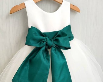 Blumenmädchenkleid smaragdgrüne Schärpe mit Schleife, Junior-Brautjungfernkleid Elfenbein oder Weiß, Mädchen-Tutu-Kleid, Smaragd-Hochzeitsthema