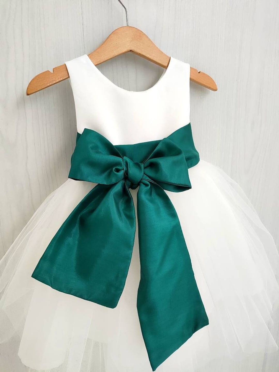 Vestido tutu marfim para dama de honra: faixa verde esmeralda, top