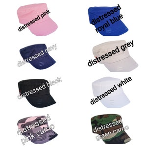 Pode incluir: Cole&ccedil;&atilde;o de oito bon&eacute;s de estilo militar desgastados em v&aacute;rias cores. As cores incluem rosa, azul royal, marinho, cinza, preto, branco, camuflagem rosa e camuflagem verde. Cada bon&eacute; tem uma apar&ecirc;ncia ligeiramente desgastada.
