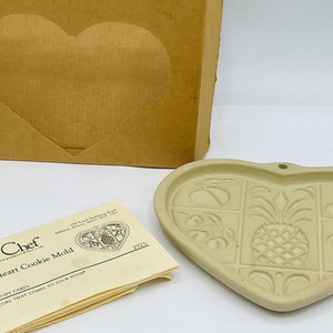 Pampered Chef Hospitality Heart Cookie Mold Family Heritage Stoneware 2001 USA Original box Unused imagem 1