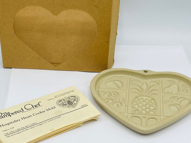 Pampered Chef Hospitality Heart Cookie Mold Family Heritage Stoneware 2001 USA Original box Unused imagem 1