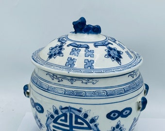 Vintage Chinese Longevity  Blue And White Twisted Lotus Rice Ginger Jar With Lid Foo Dog- Excellent Condition