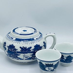 Vintage Blue and White Blue Willow  Teapot (2) matching tea cups Made In China- Great Condition