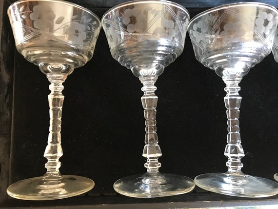 Details about   SET OF 4 VINTAGE BEAUTIFUL CRYSTAL CORDIALS WITH DETAILED ETCHING UNUSUAL STEMS 